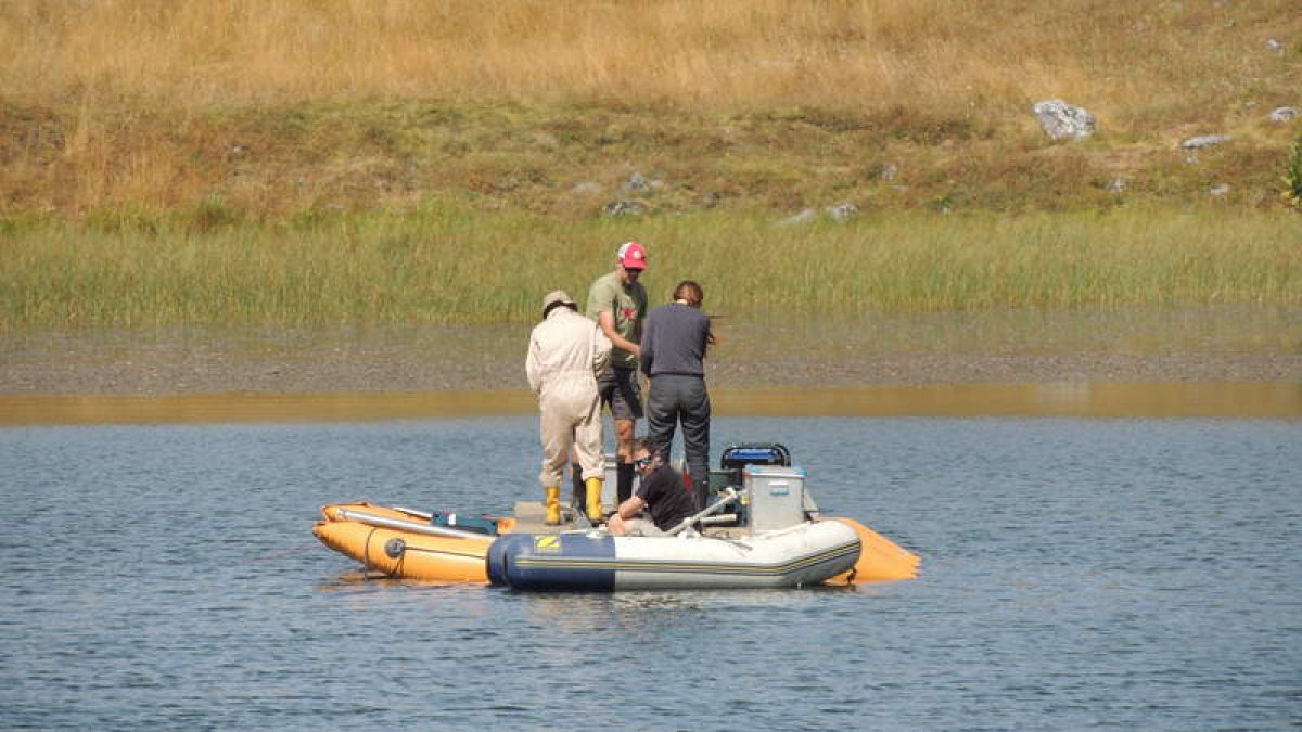 Los investigadores recogiendo muestras y sedimentos en el fondo del lago. JCYL