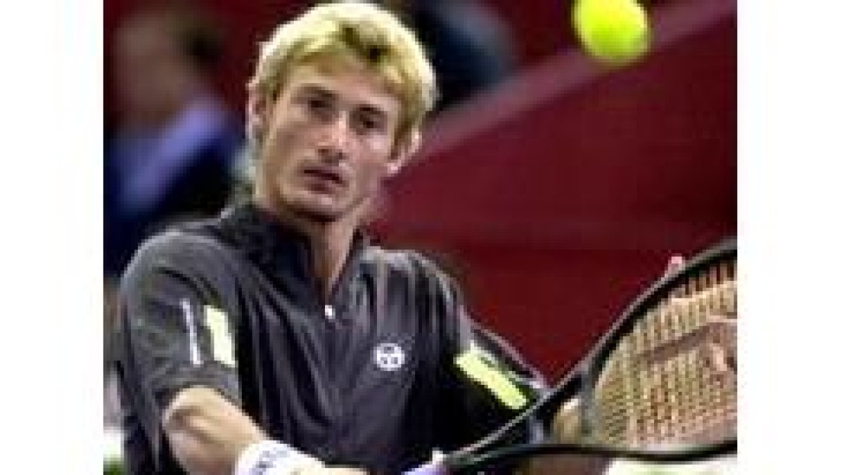 Ferrero no pudo con el juego de Agassi, superior ayer en todas las facetas