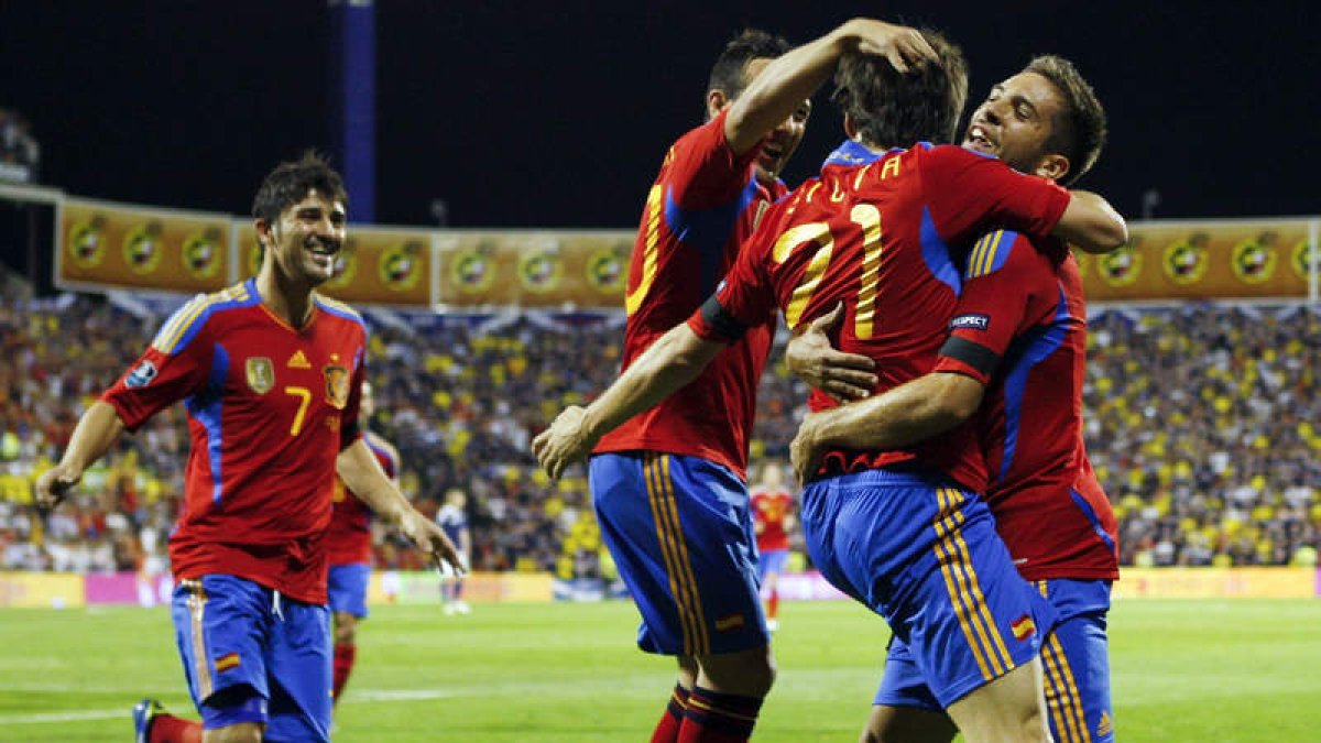 David Silva celebra con Santi Cazorla, Jordi Alba y David Villa su segundo gol.