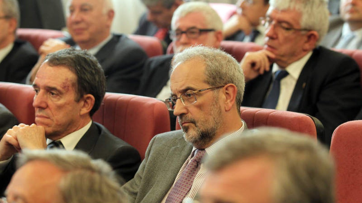 El rector de la Universidad de León, José Ángel Hermida (atrás).