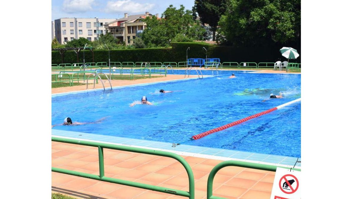 Nadadores en la piscina de Astorga. A. R.