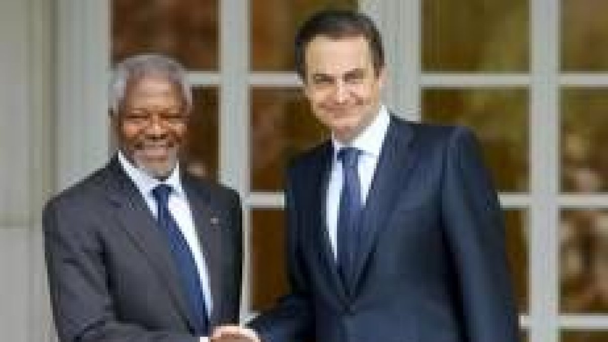Annan y Zapatero ayer, a las puertas de La Moncloa