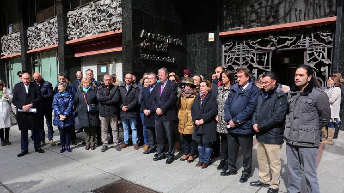 Minuto de silencio ante el Ayuntamiento de León por el atentado de Londres.