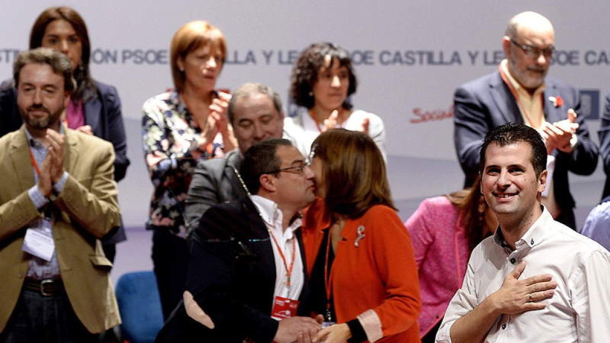 Fernández felicita a Soraya Rodríguez en presencia de Tudanca tras la elección de la Ejecutiva.