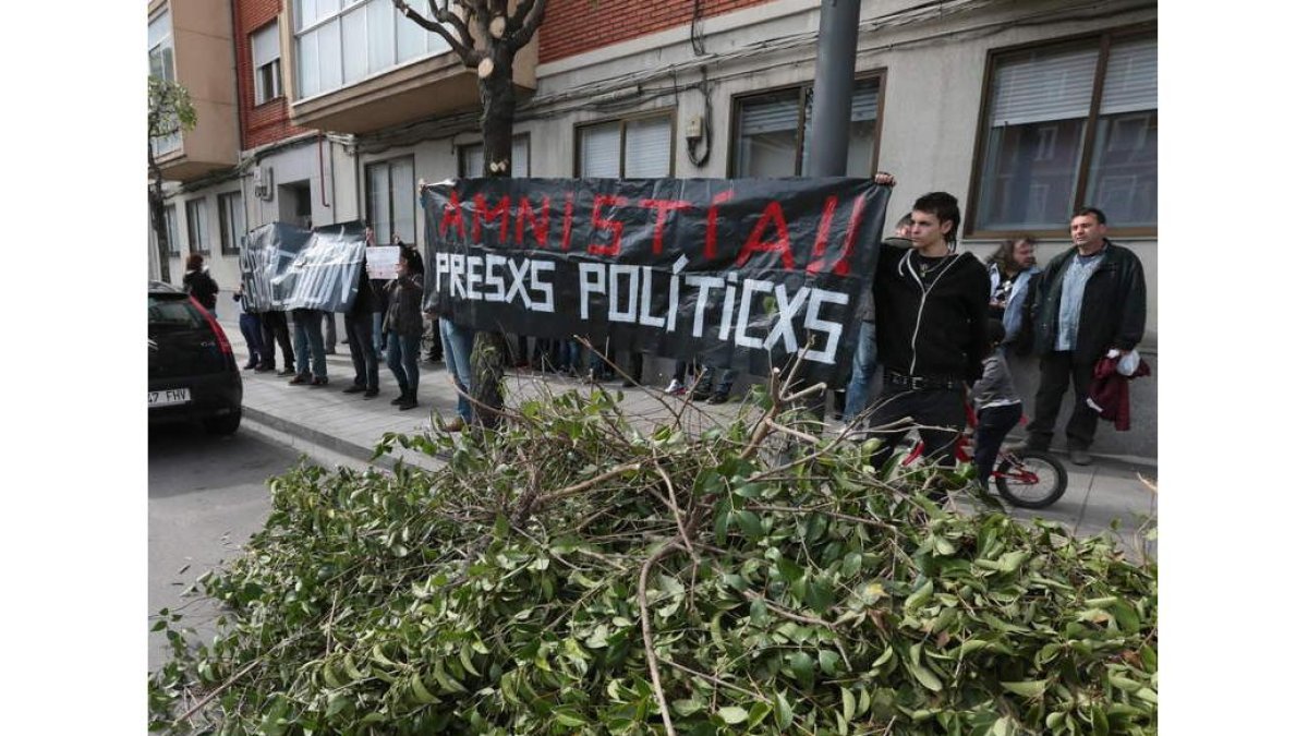Manifestantes piden la liberación del detenido ante la Comandancia de la Guardia Civil.