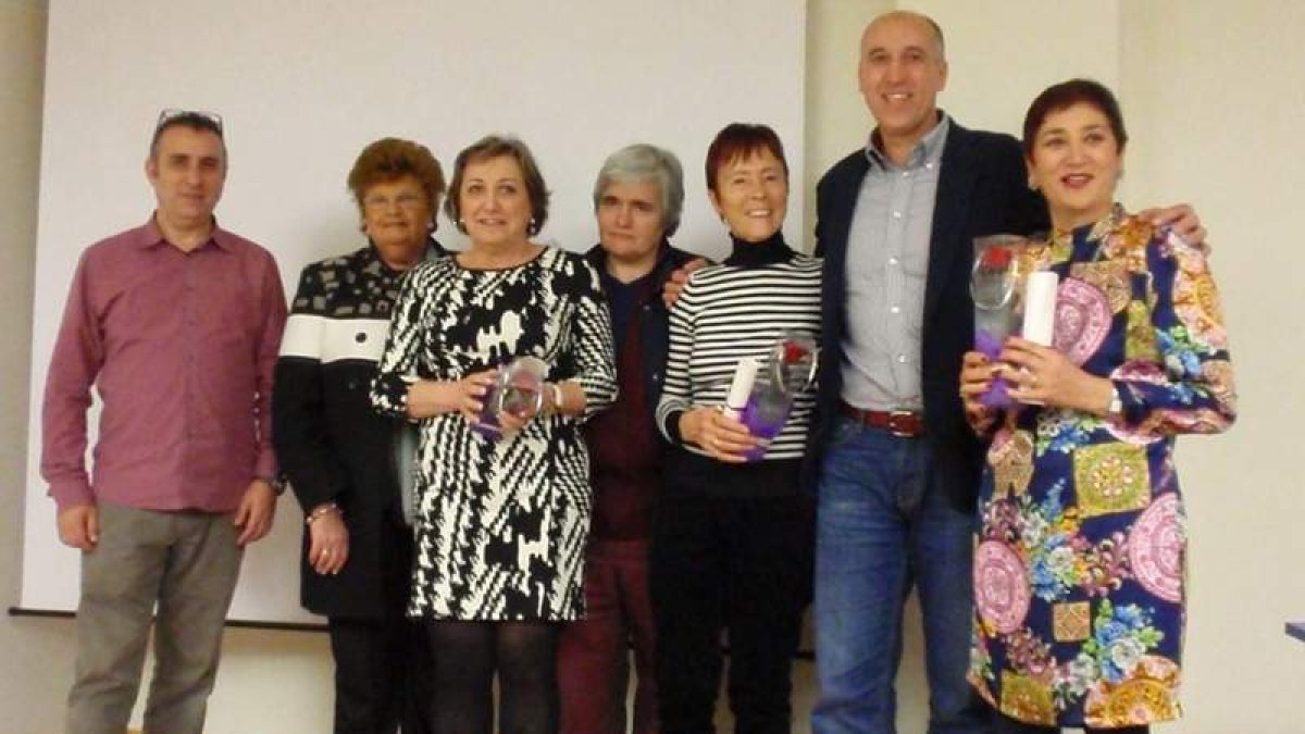 José Antonio Diez posa con las mujeres socialistas homenajeadas ayer.