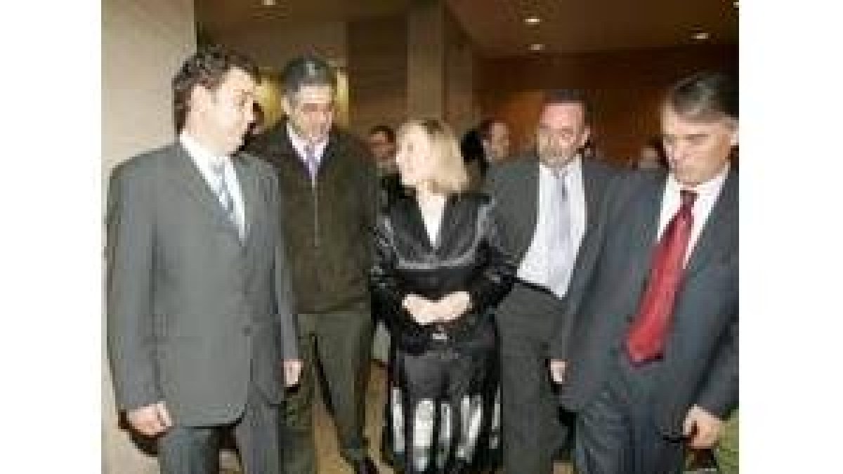 Amparo Valcarce, en el centro, ayer en el acto de clausura del Congreso Nacional de Discapacidad