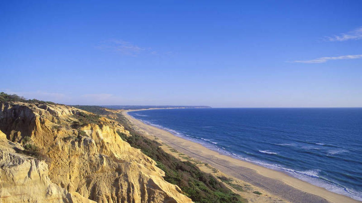 Playa del Parque Natural de Arrábida, en la Región de Lisboa. Abajo, el faro del Cabo da Roca, en el parque natural de Sintra-Cascáis. En la otra página, marismas de la reserva natural del Estuario del Sado.