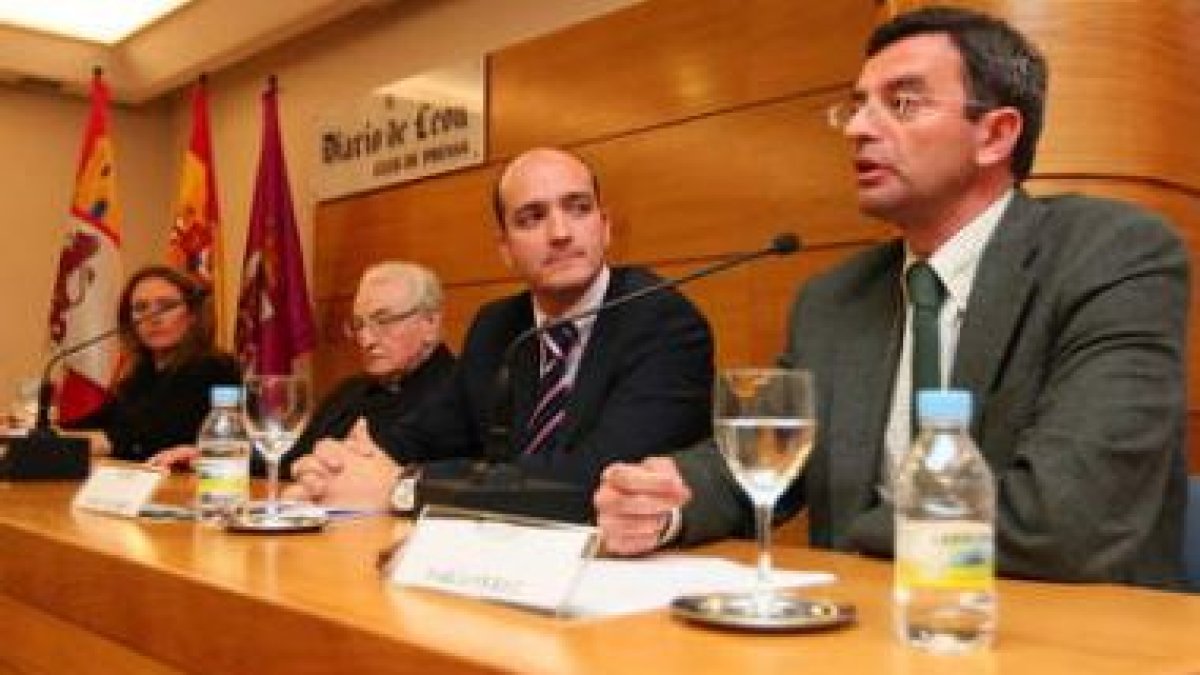 Mercedes Rueda, José Antonio Íñiguez, Luis F. Vaciero y Pablo Pérez López, en el transcurso del acto