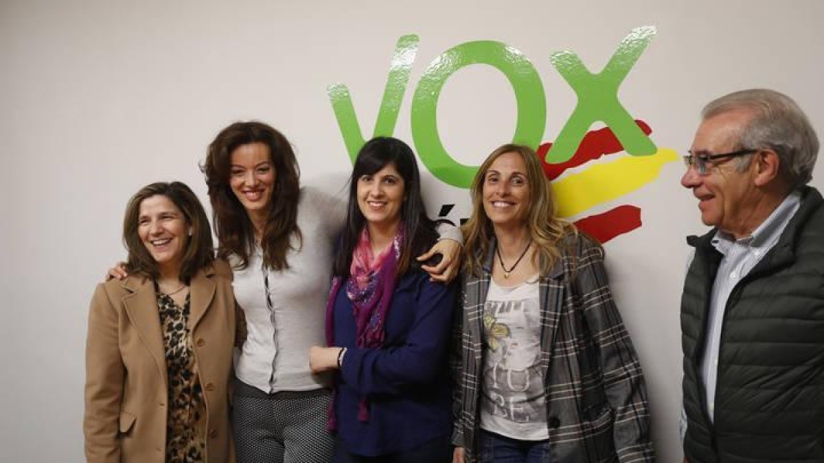 La candidatura de Vox León reunida la noche del 26-M.
