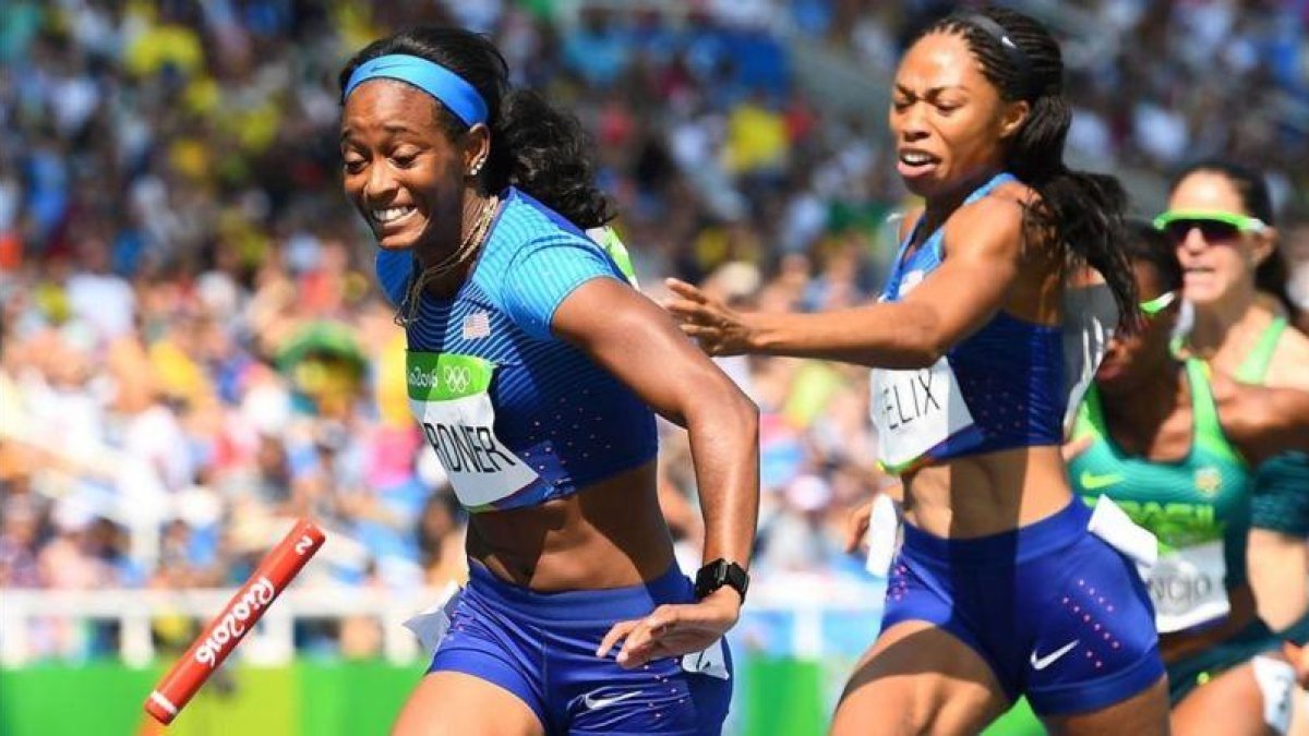 El momento de la entrega fallida del testigo entre Allyson Felix y English Gardner.