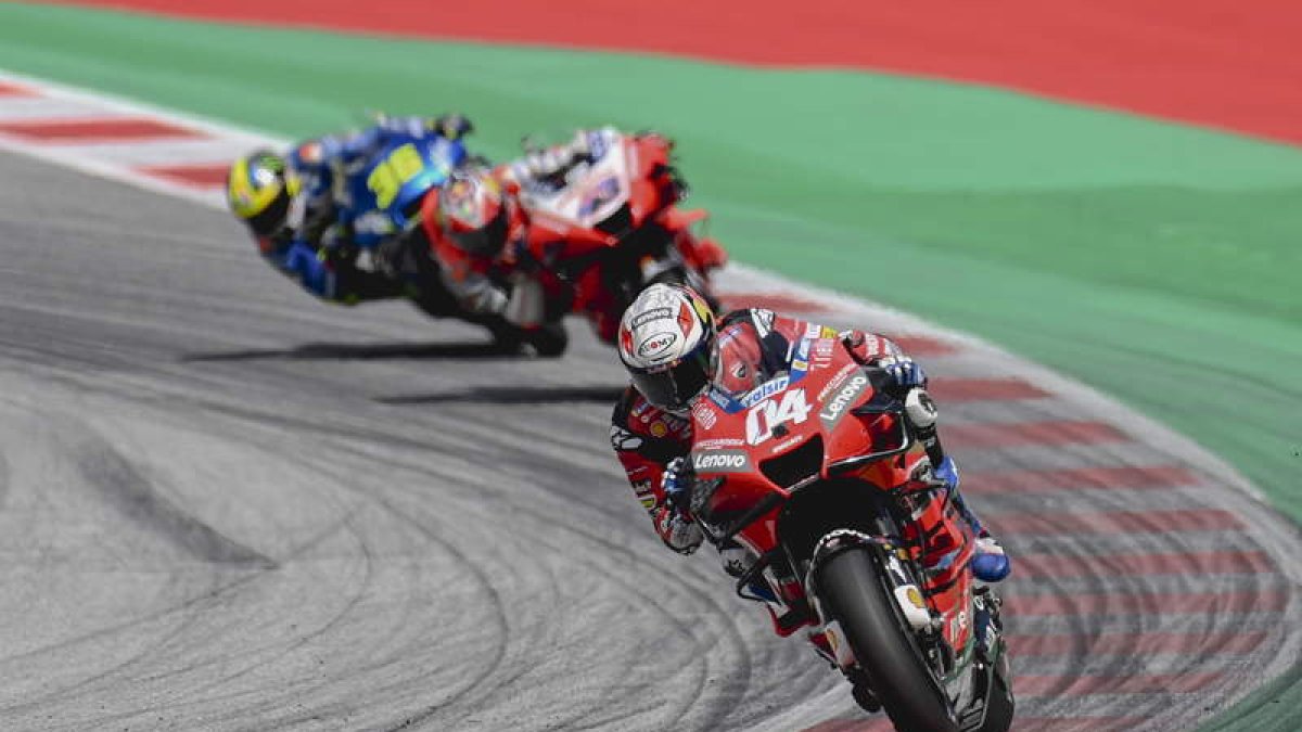 Dovizioso se llevó el triunfo en el circuito Red Bull de Spielberg por delante de Joan Mir. CHRISTIAN BRUNA