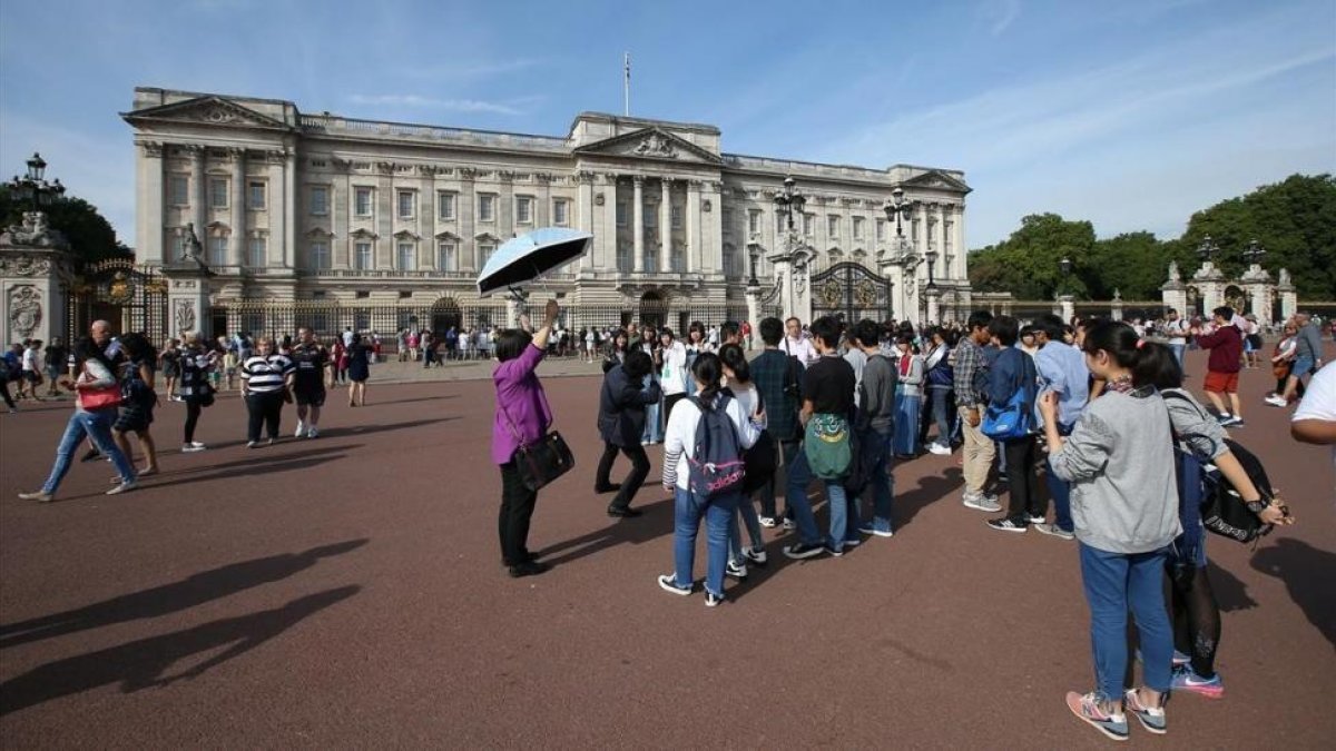 Un grupo de turistas, frente al palacio de Buckingham, el sábado 26 de agosto