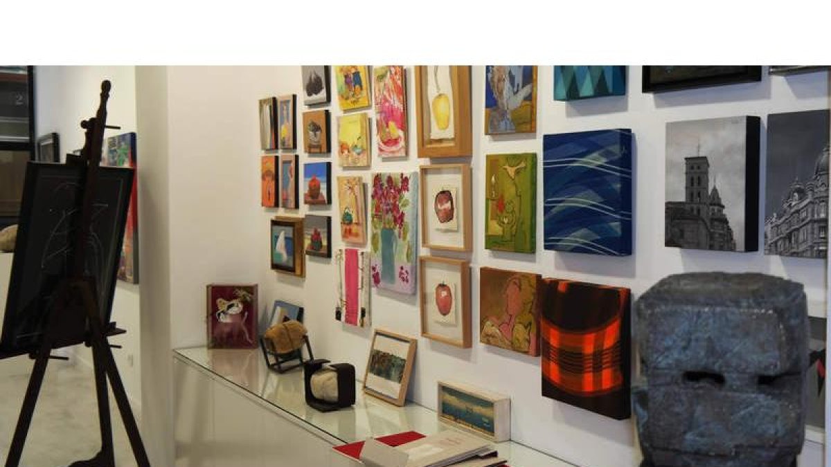 La galería Ármaga reúne obras de más de una treintena de artistas en su tradicional colectiva de verano.