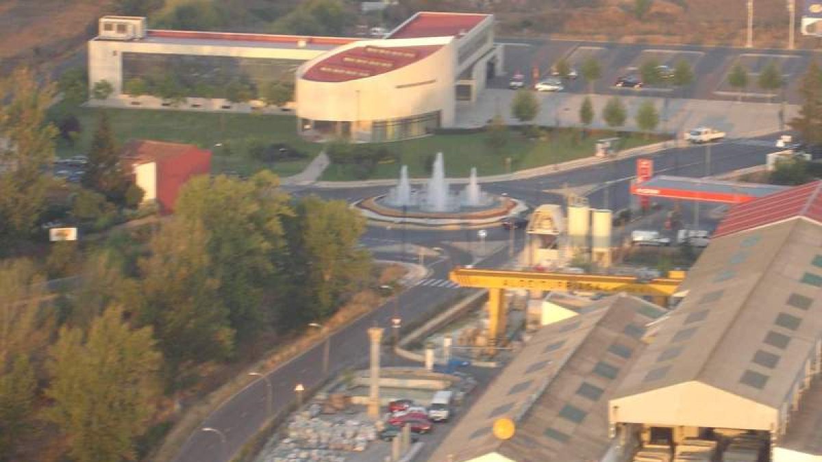 Vista aérea del punto en el que se proyecta el hipermercado de la cadena asturiana Alimerka.