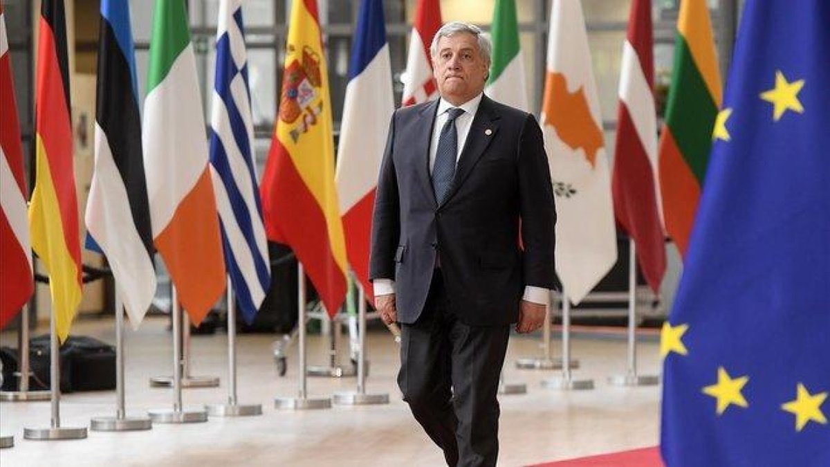 El presidente del Parlamento Europeo, Antonio Tajani, llega a una reunión de la Unión Europea en Bruselas, este martes.