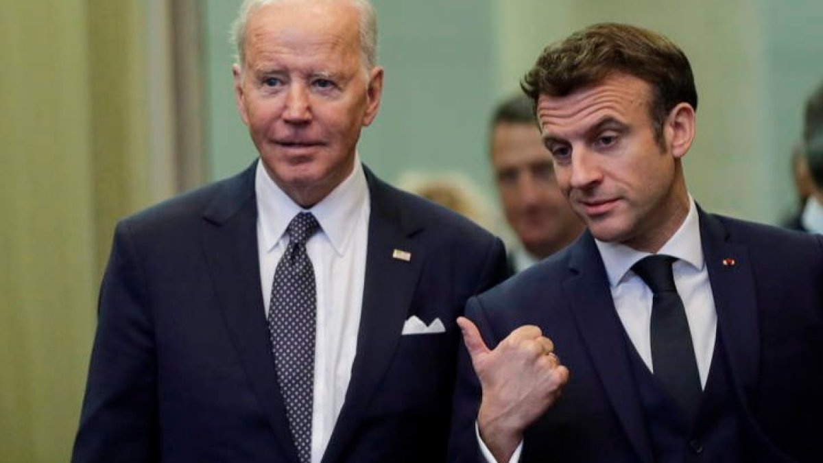 El presidente de EE UU, Joe Biden y su homólogo francés, Emmanuel Macron, a su llegada a la cumbre. OLIVIER HOSLET