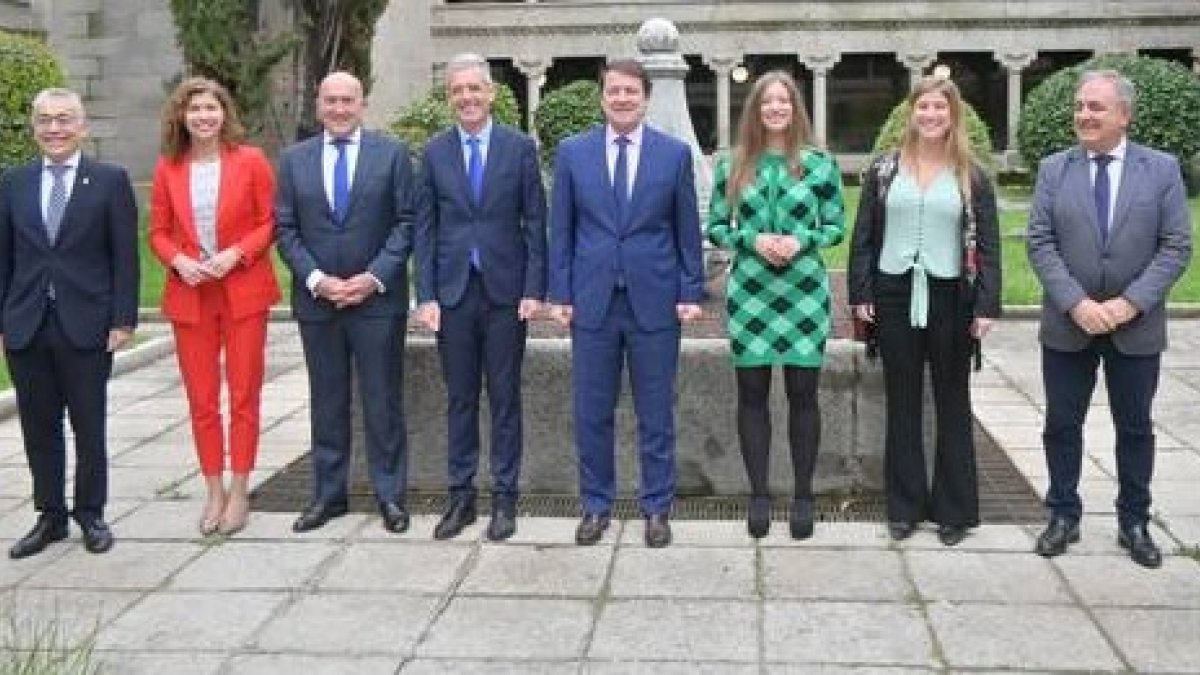 Ester Muñoz, a la izquierda de Alfonso Fernández Mañueco, durante la toma de posesión del nuevo delegado de la Junta en Ávila. DL