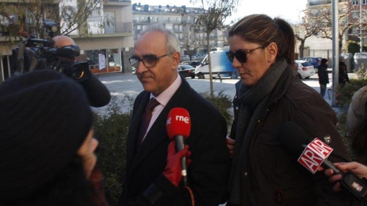 La madre de Nadia Nerea llega al juzgado de La Seu d'Urgell acompañada de su abogado, el pasado 9 de diciembre.