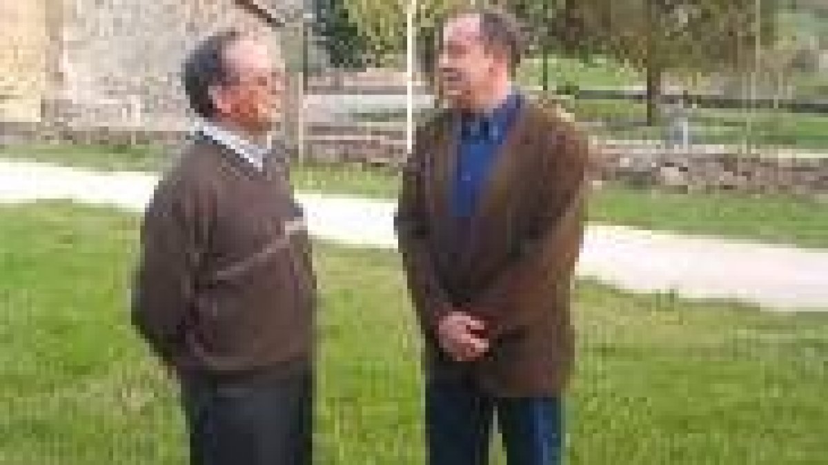 José Manuel López, derecha, abrió las jornadas culturales de Olleros de Sabero