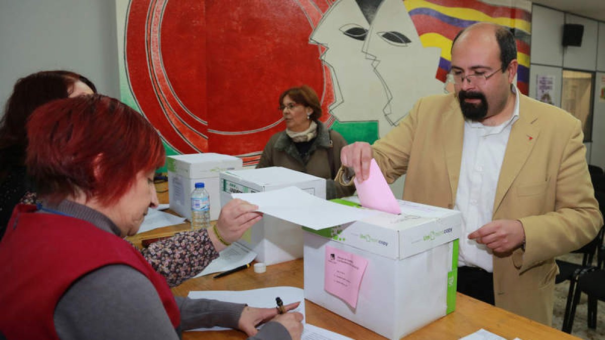 El coordinador provincial, Santiago Ordóñez, en la votación de ayer a las primarias.