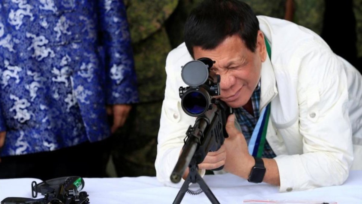 Duterte comprueba la mirilla de un rifle, hace unos días.