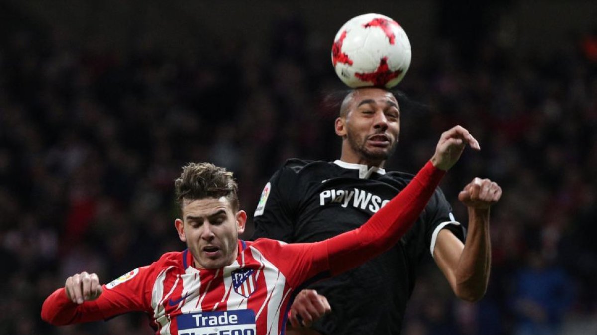Lucas Hernandez pelea con NZonzi por un balón, durante la eliminatoria de copa que el Atlético ha perdido contra el Sevilla.