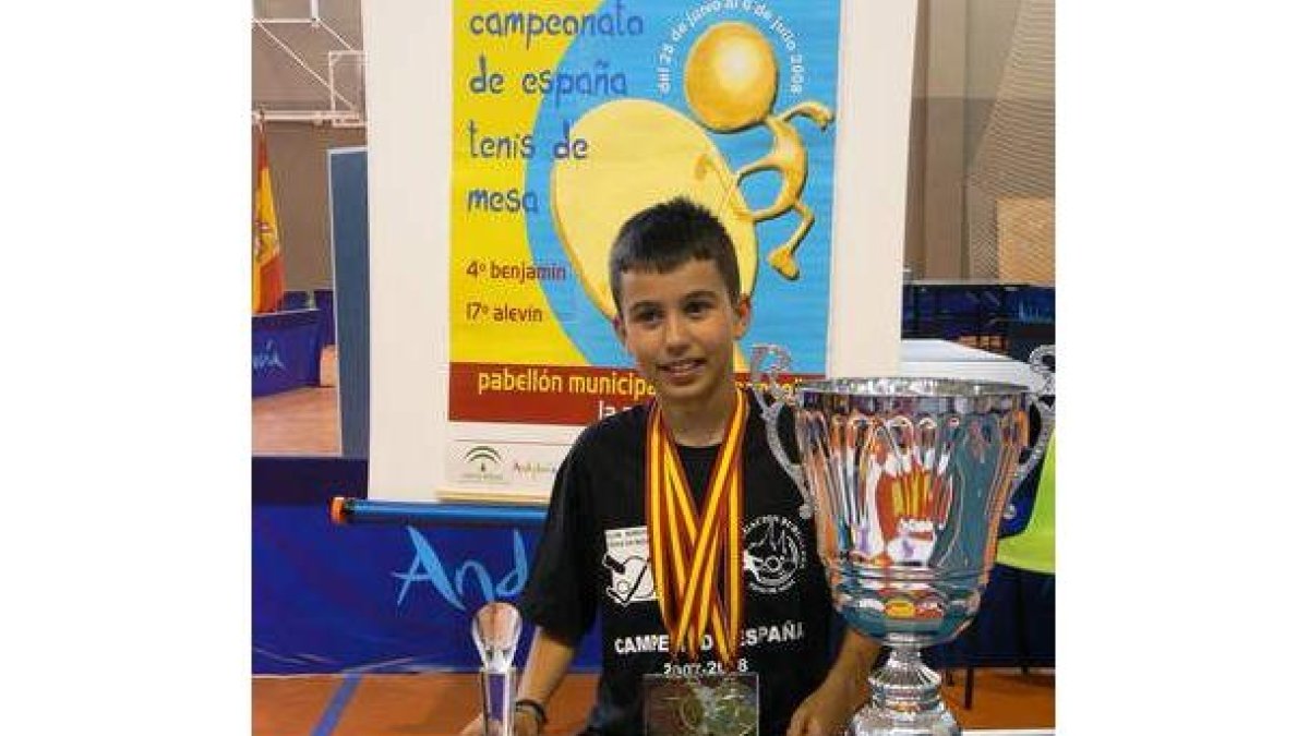 Álvaro Tascón posa con algunos de sus últimos trofeos conseguidos