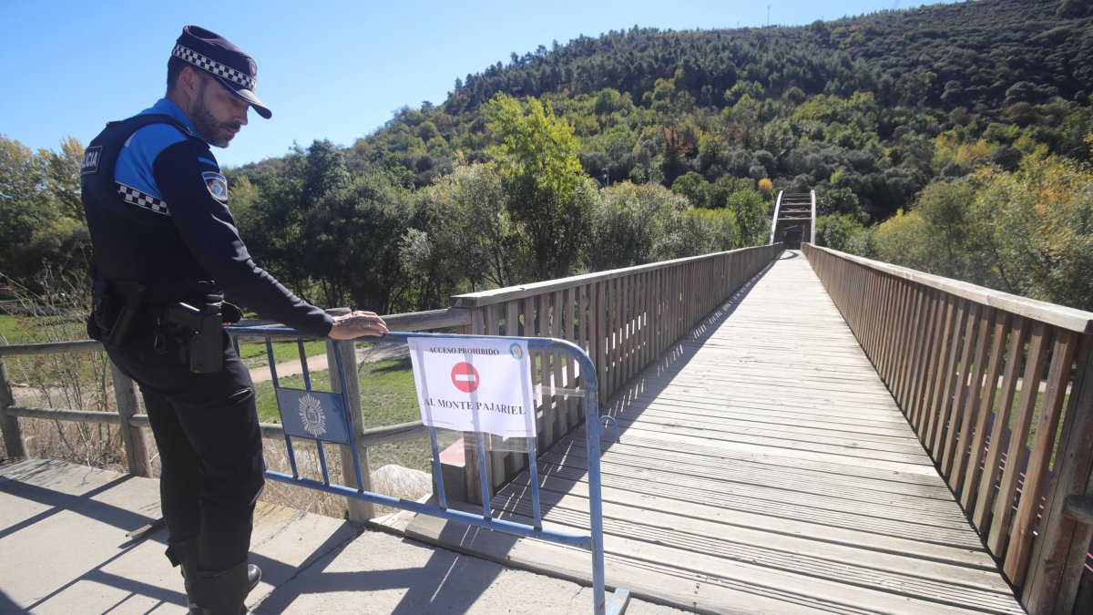 Un policía corta el acceso al monte Pajariel la semana pasada. L. DE LA MATA