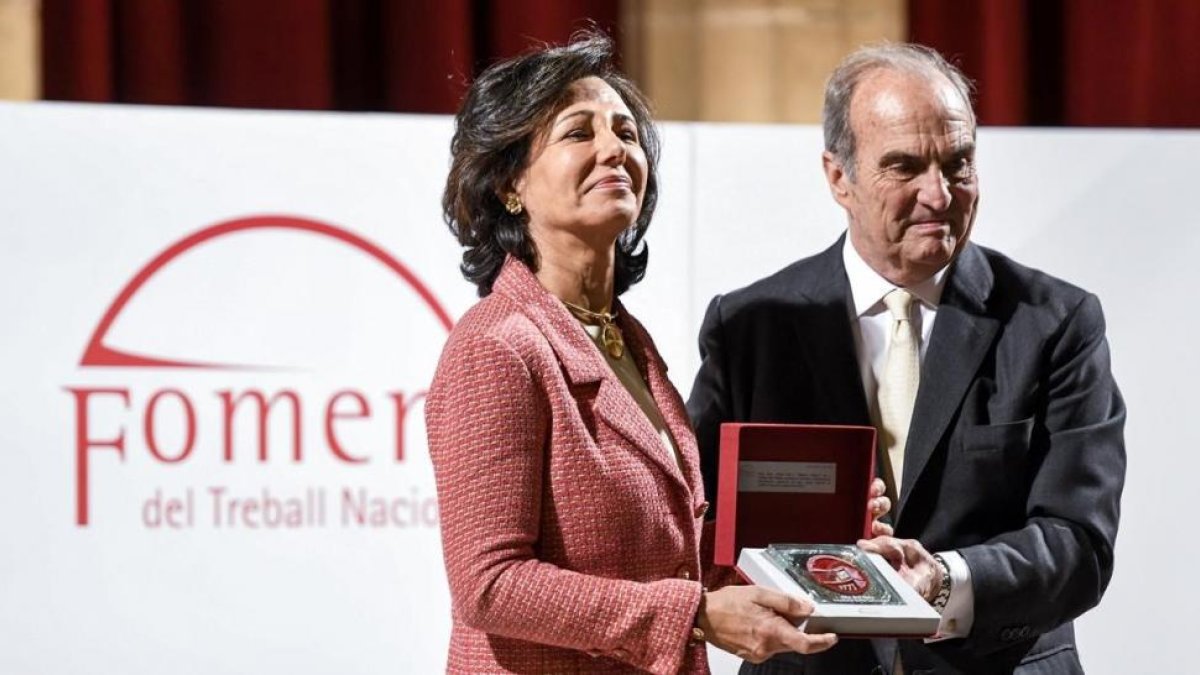 La presidenta del Banco Santander, Ana Botín, recibe la Medalla de Honor al Empresario del Año 2017 que otorga Foment del Treball de manos del presidente de la patronal, Joaquím Gay de Montella