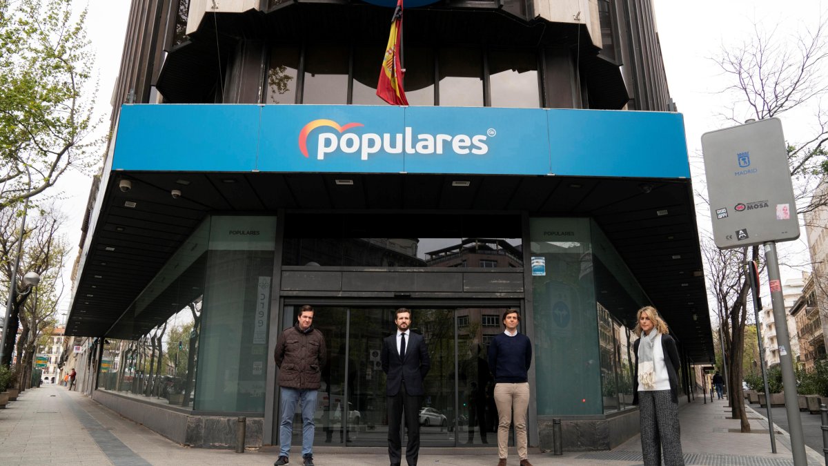 El líder del PP, Pablo Casado, junto al vicesecretario de comunicación del PP, Pablo Montesinos, durante el minuto de silencio que han guardado a las 12:00 por las personas fallecidas por el coronavirus. EFE/PP/Tarek