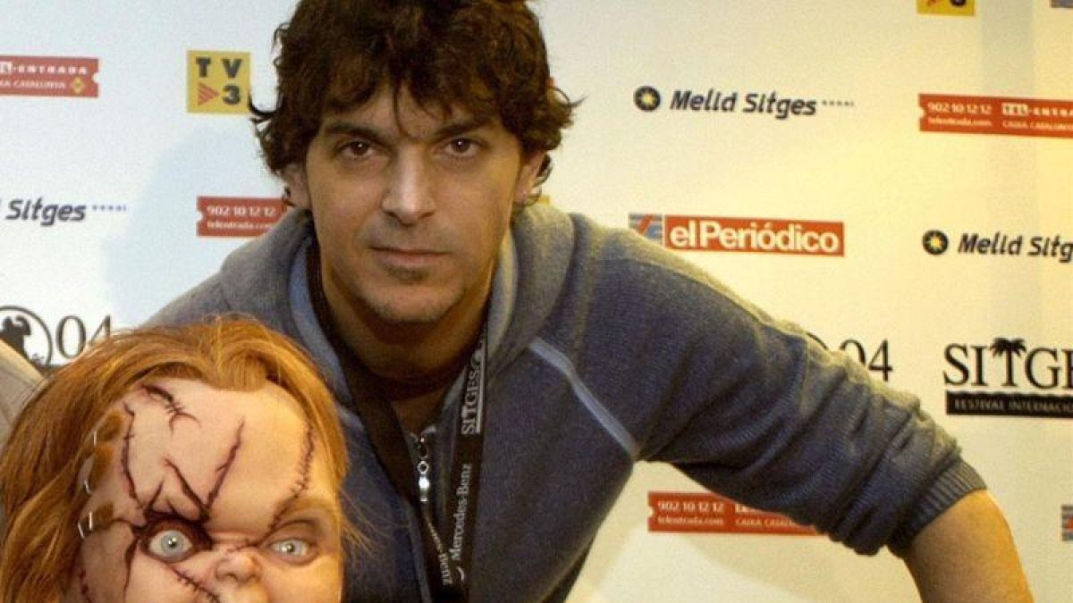 El creador de Chucky, Don Mancini, junto al muñeco en la presentación de la película La semilla de Chucky.