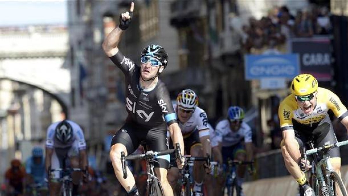 Elia Viviani (Sky) se proclama vencedor de la segunda etapa del Giro, en Génova.