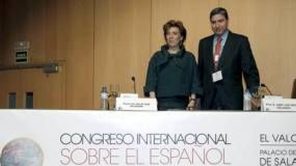 María José Salgueiro y el profesor Jesús García Delgado, ayer en Salamanca