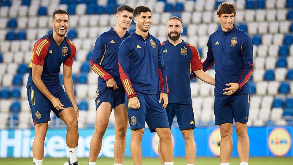 España realizó ayer un entrenamiento atípico ante la falta de las botas y los guantes de los jugadores. SEFUTBOL
