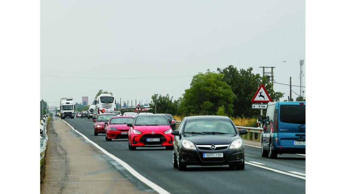 Tráfico en la carretera nacional 120 y la autopista León - Astorga. F. Otero Perandones.