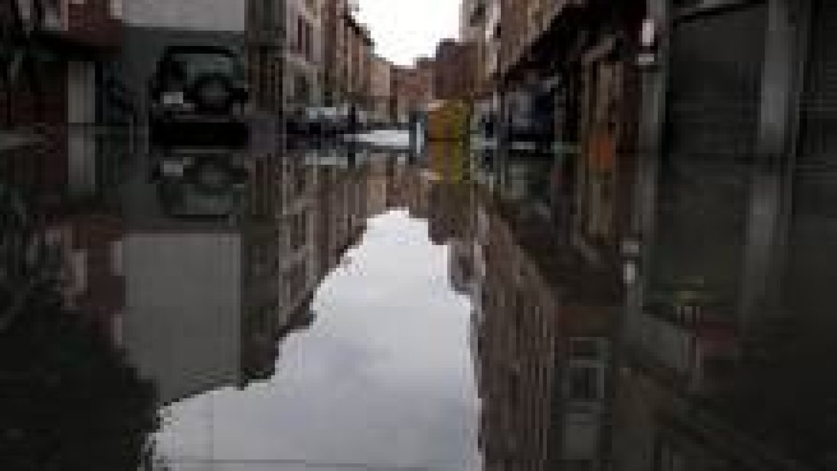 El agua tomó varias calles, como esta de San Pedro, en la capital