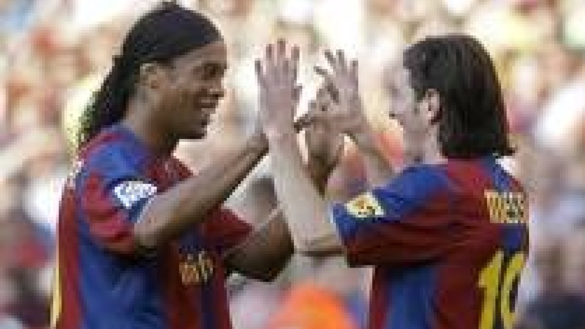 La compenetración entre Ronaldinho y Messi volvió a hacer disfrutar al Camp Nou