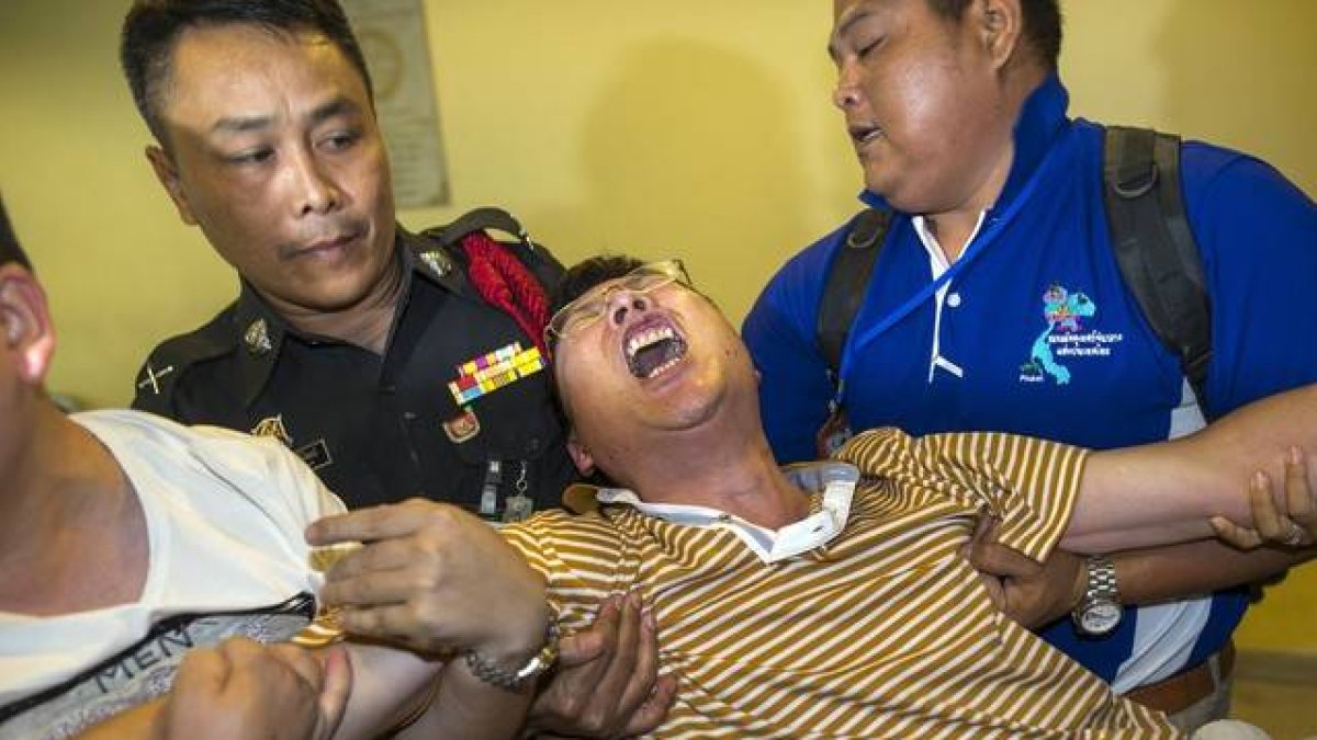 Un ciudadano chino que perdió a su mujer y a su hija en el atentado llora desconsolado en el Instituto de Medicina Forense de Bangkok.