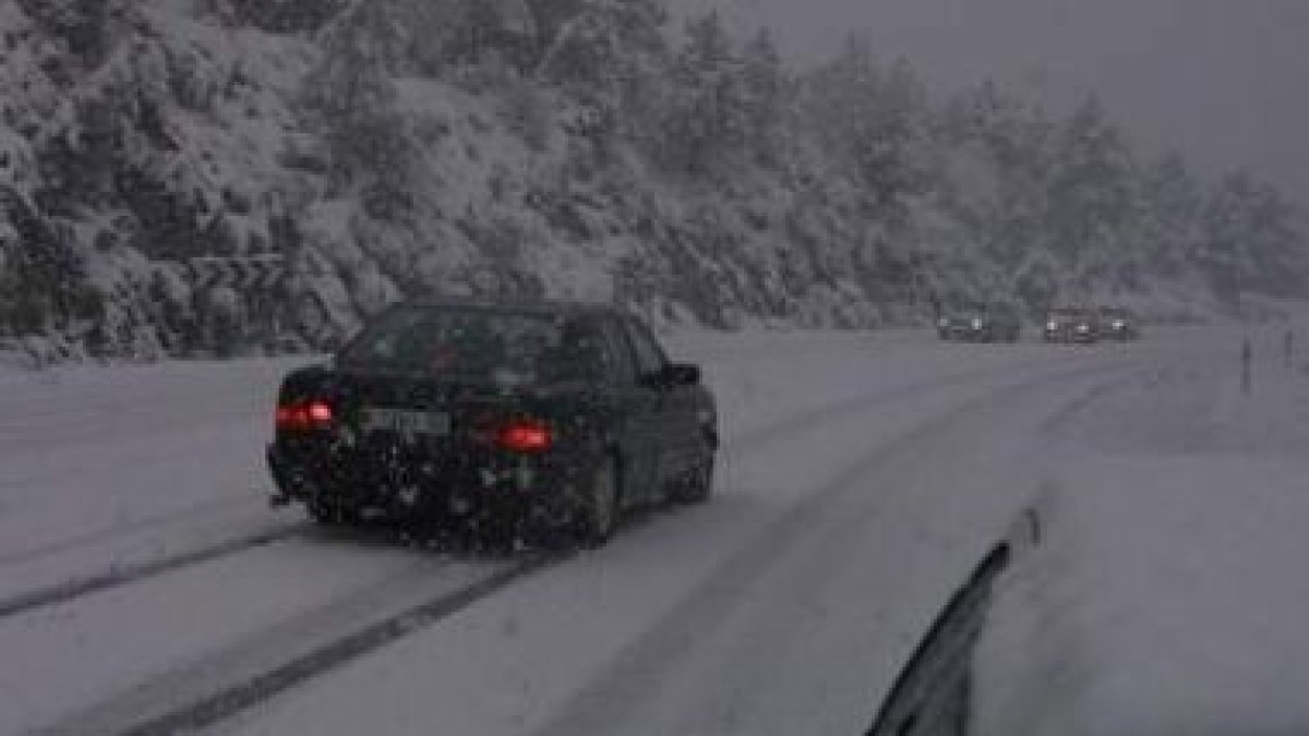 La nieve volvió a dificultar la circulación en varios tramos de carreteras, como ya ocurrió en dicie