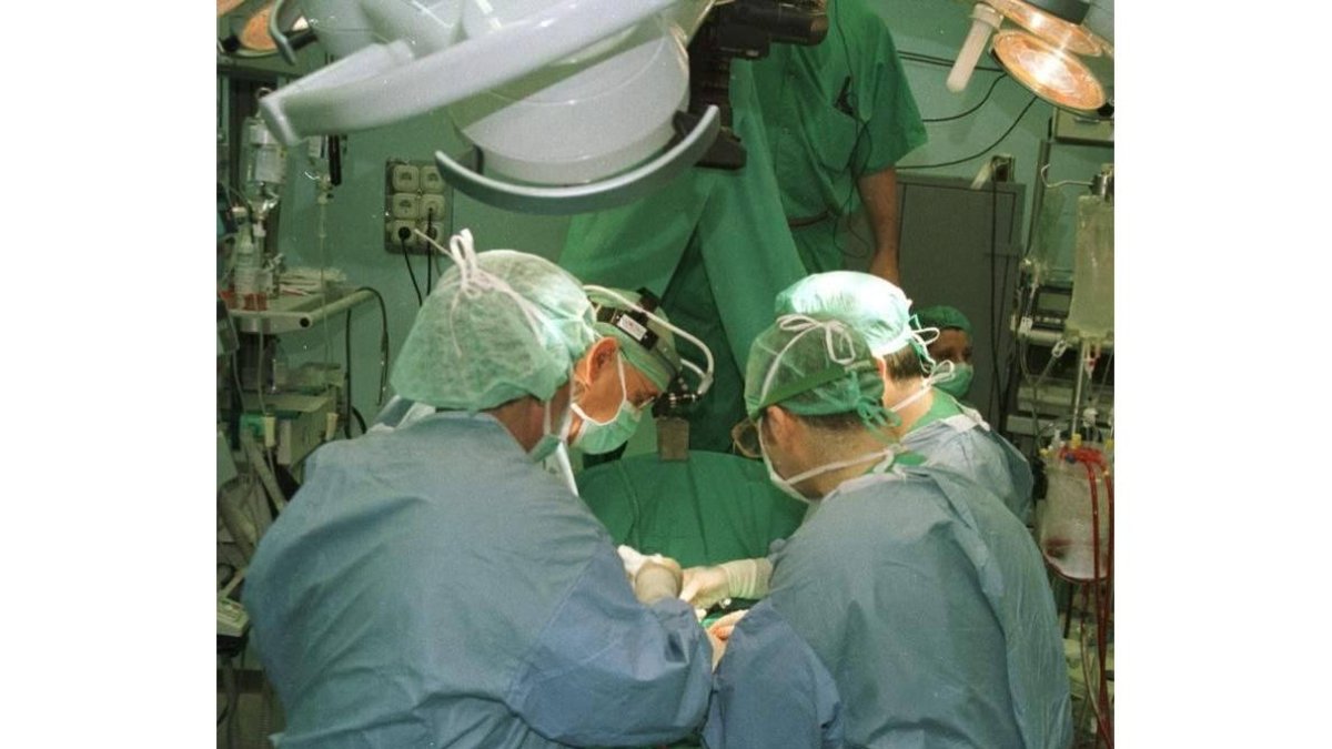Anestesistas y cirujanos durante una intervención quirúrgica.