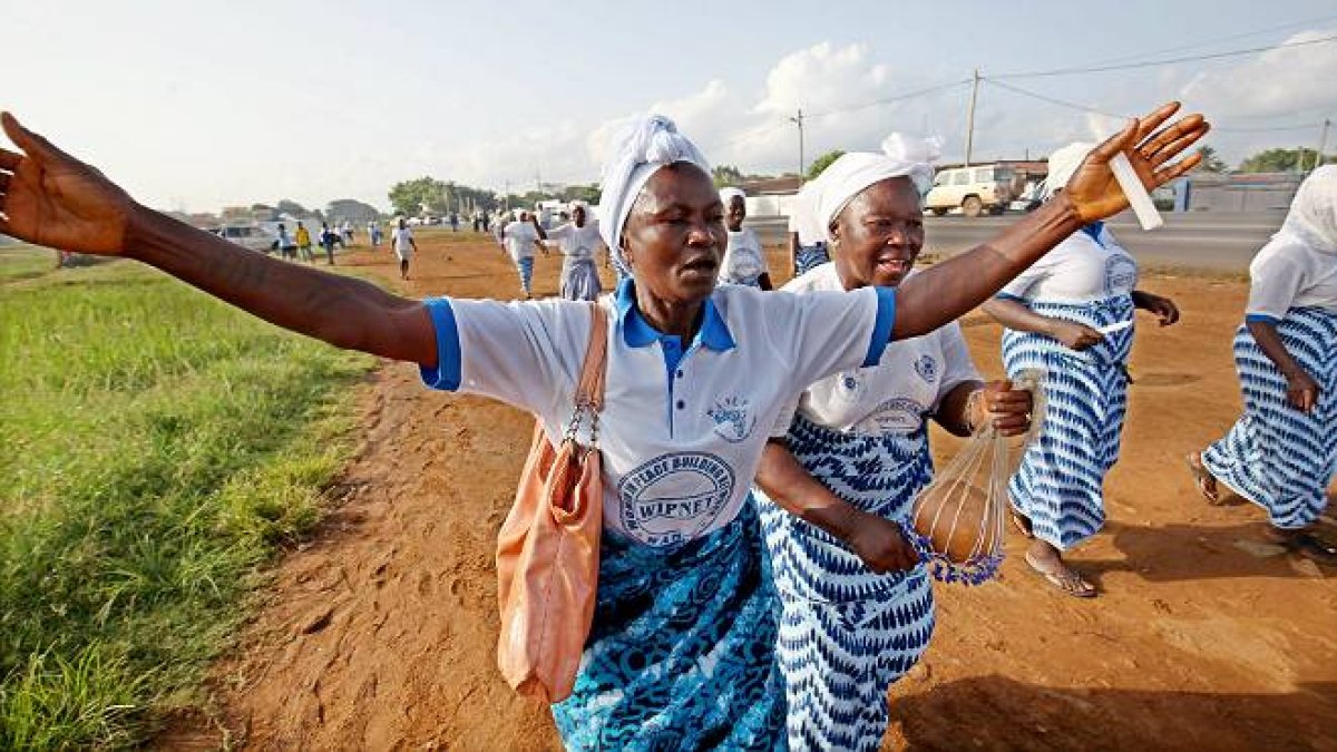 Una mujer celebra en Monrovia, la capital de Liberia, el final de la epidemia en su país.