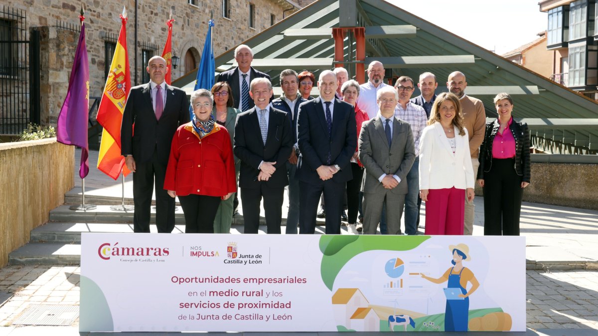 Participantes en la jornada Oportunidades empresariales en el medio rural y los servicios de proximidad de la Junta de Castilla y León celebrada en la Cámara de Comercio de Astorga. ICAL