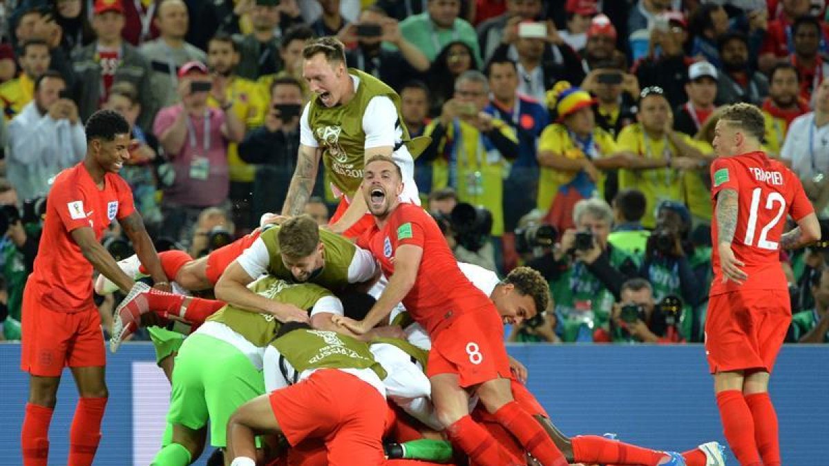 Jugadores de Inglaterra celebran la clasificación