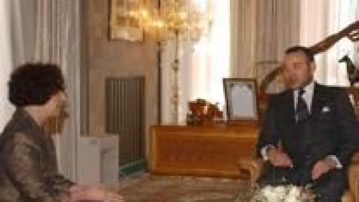 La ministra de Exteriores, Ana Palacio, y el rey Mohamed VI, durante la recepción en Rabat