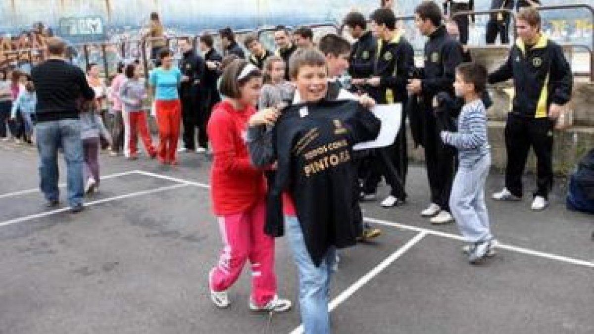 Los niños de Cistierna lucen camisetas del hermanamiento deportivo con Pinto