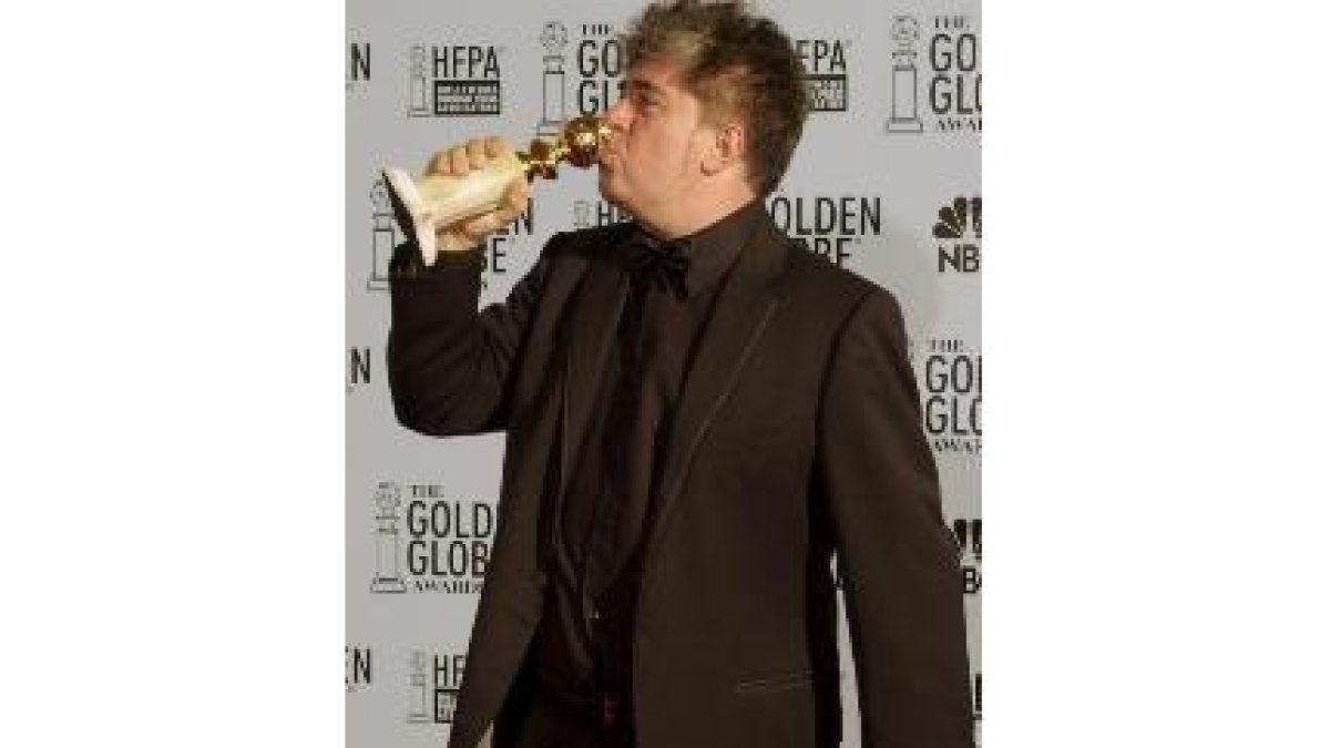 El director español Pedro Almodóvar parece querer «beberse» el Globo de Oro