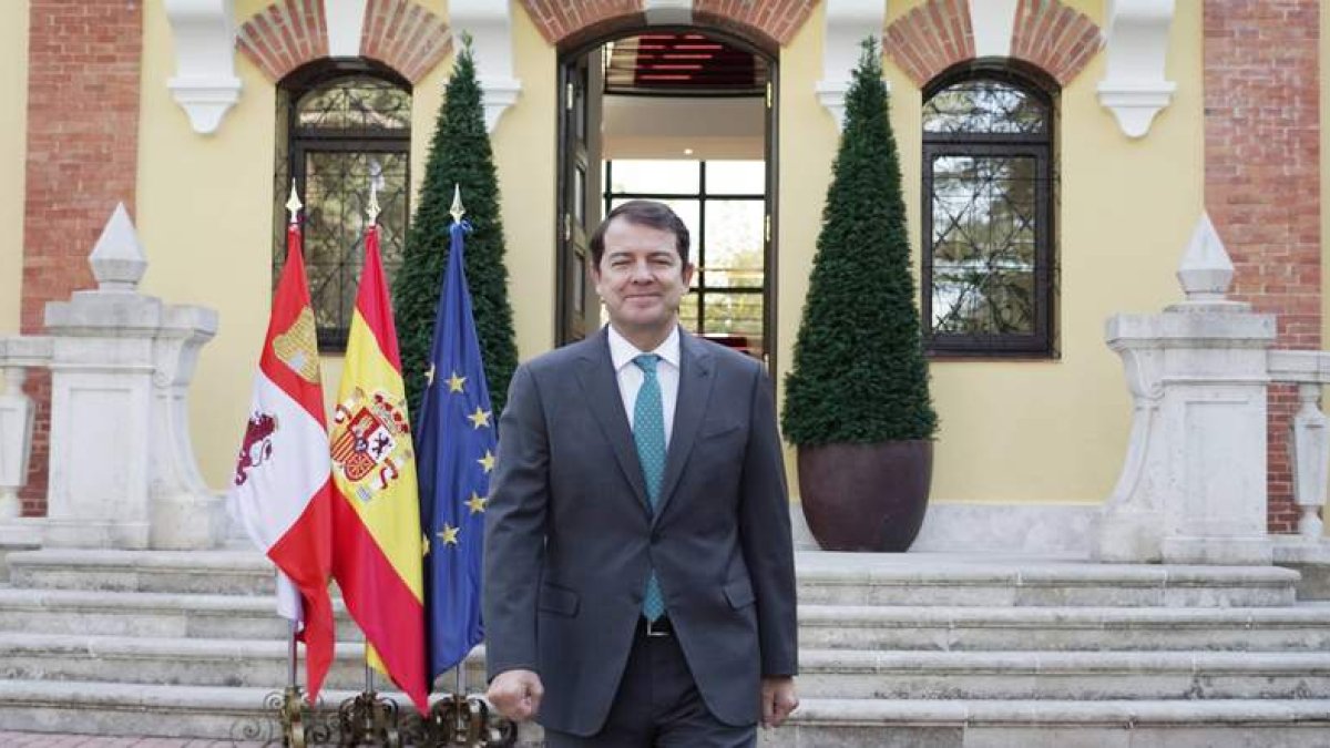 Mañueco se dirige a dar la rueda de prensa ayer, en los jardines de la sede de la Junta en Valladolid. RUBÉN CACHO