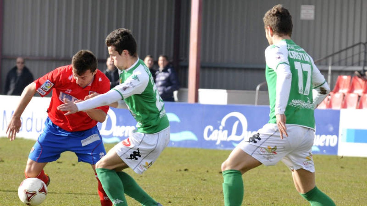 Ivi Vales, autor del primer gol del Astorga, defiende con la ayuda de Cristian a un rival.