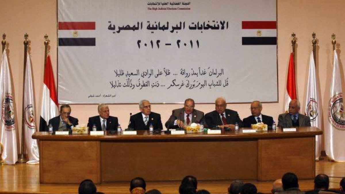 El presidente de la Comisión Suprema Electoral egipcia, Abdelmoaiz Ibrahim (c), y otros miembros de la comisión ofrecen una rueda de prensa para anunciar los resultados de las elecciones legislativas en El Cairo.